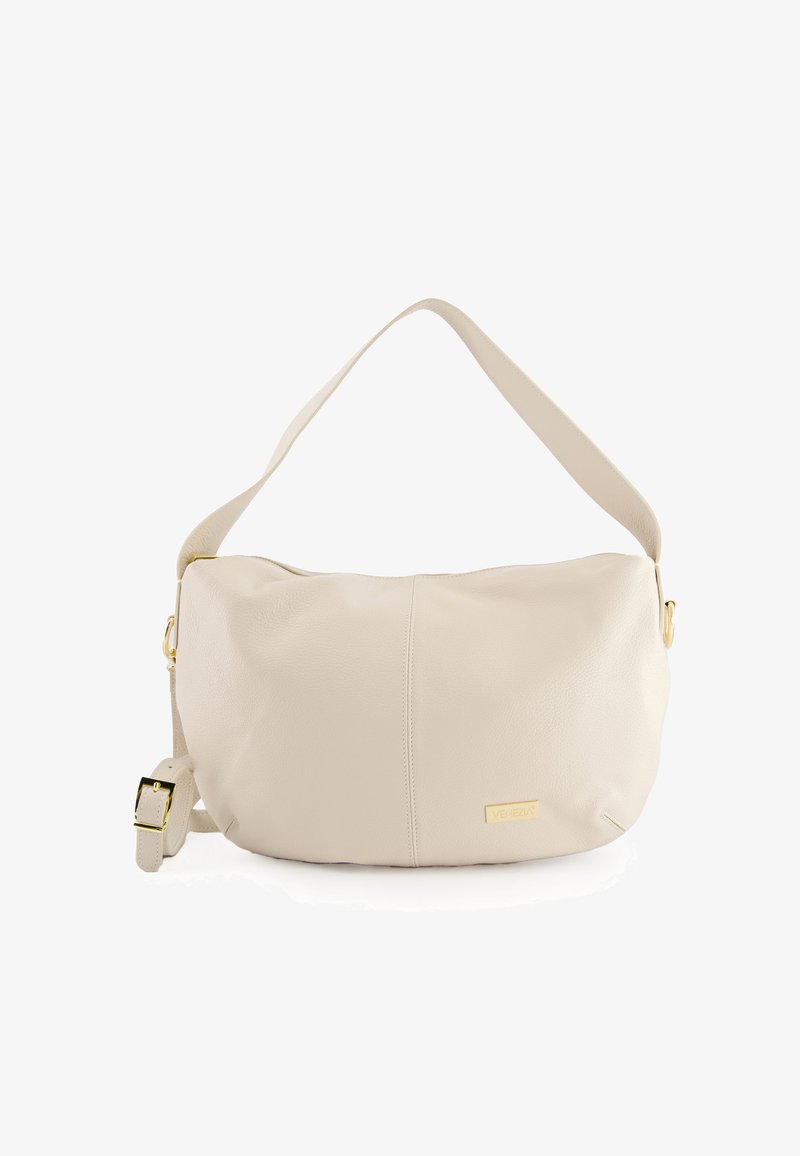 Sac crossbody en cuir beige avec une texture lisse, une forme incurvée et un accent doré à l'avant. Doté d'une large sangle réglable.