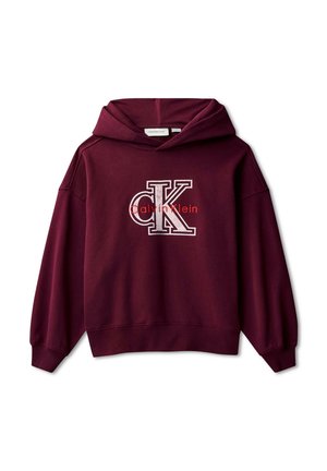 Bordeauxrode capuchontrui met Calvin Klein "cK" logo in grote witte en rode letters op de voorkant, geribde boorden en tailleband.