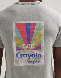 T-shirt grigia a maniche corte con una stampa grafica colorata di raggi nei colori blu, rosa e giallo, con il testo "Lee Crayola originals".