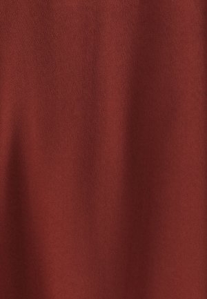 Látka farby hrdze s hladkým, mierne textúrovaným povrchom, zobrazujúca jednotný vzor bez výrazných akcentov alebo ozdôb.