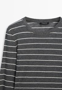 Szary long-sleeve koszulka z białymi poziomymi paskami, z okrągłym dekoltem i miękką teksturą. Metka mówi "Massimo Dutti."