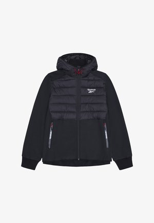 Czarna kurtka z kapturem z pikowanym przodem, kieszeniami na zamek i czerwonym ściągaczem. Na piersi logo i ściągacze na rękawach. Miękki, teksturowany materiał.