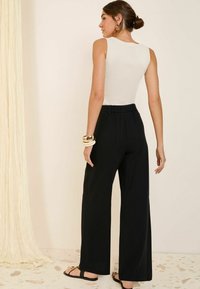 Friends Like These Broek - black