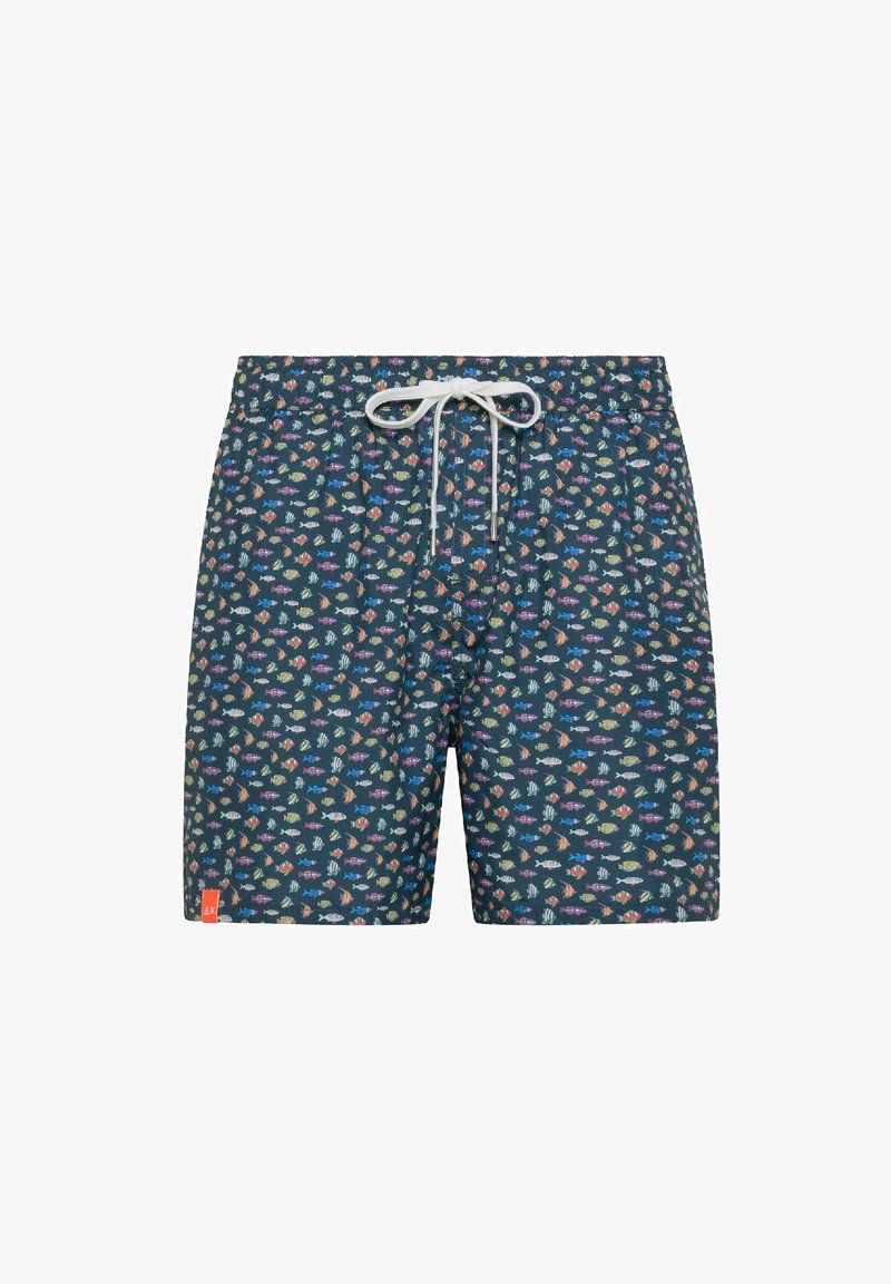 Costume da bagno in tessuto blu scuro con un motivo di pesci multicolore, elastico in vita con coulisse e una piccola etichetta con logo sull'orlo.