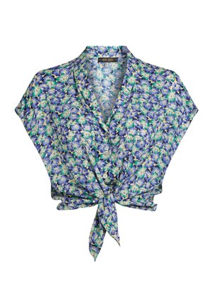 Bloemenblouse in blauw, groen en crème; korte mouwen, vooraan gestrikt, lichtgewicht stof, met een levendig bloemenpatroon. Knopdetail bij de halslijn.