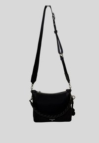 Borsa a spalla in tessuto nero con manico intrecciato, accessori in argento, chiusura con zip e tracolla regolabile. Presenta il logo del marchio sul fronte.