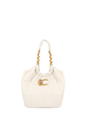 Bolso color crema con asas de cadena dorada y un broche decorativo dorado con forma de animal y la letra C en la parte frontal.