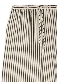Pantaloni in tessuto leggero con strisce verticali alternate in bianco e nero. Presentano una vita elastica con coulisse e una fessura laterale.