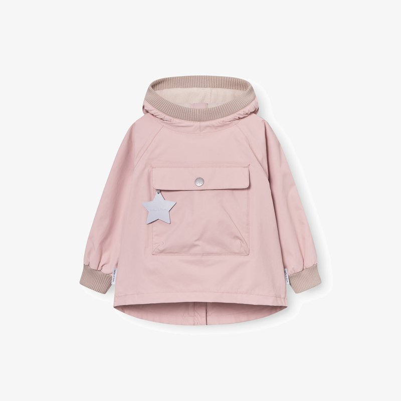 Otroško svetlo roza jopa s kapuco, sprednjim žepom, zapenjanjem na pritisne gumbe, rebrastimi manšetami in ovratnikom ter zvezdasto odsevno značko.