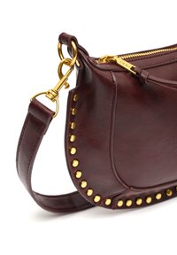Borsa a tracolla in pelle bordeaux con borchie dorate lungo la cucitura, finiture dorate e chiusura superiore con cerniera. Tracolla regolabile.