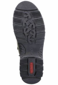 Semelle de chaussure en caoutchouc noir avec un motif de grip texturé, présentant un logo Rieker rouge, un talon renforcé et la taille marquée comme 37.