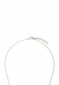 Collana in argento e oro rosa con chiusura a moschettone e catena di estensione, caratterizzata da un design delicato e testurizzato.