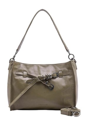 Sac à bandoulière en cuir taupe avec deux sangles bouclées à l'avant, longue bandoulière amovible à côté du sac et poignée courte attachée avec des anneaux métalliques.