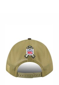Olivgrüne Kappe mit Netzstruktur, ausgestattet mit einem gestickten NFL-Logo und einem Band. Verstellbarer Riemen auf der Rückseite für die optimale Passform.