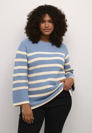 Pulover tricotat cu dungi albastre deschise și crem, cu textură ribbed, mâneci largi și decolteu rotund, asortat cu pantaloni negri.