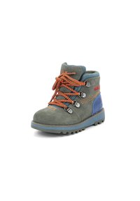 Botas de senderismo para niños hechas de ante gris con acentos azules. Presentan cordones naranjas, ganchos metálicos y una suela resistente para tracción.
