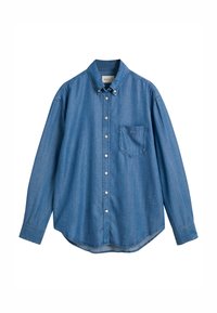 Chemise en denim bleue à manches longues, boutonnée, avec poche poitrine et col, présentée sur fond blanc.