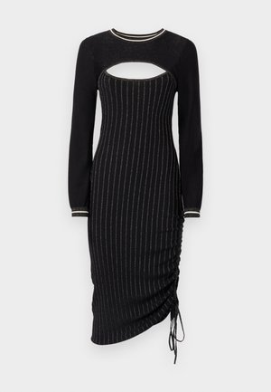 Črna pletena obleka z dolgimi rokavi, ki ima izrez pri prsi in kovinske vertikalne črte. Nabran detajl z vrvico na robu.