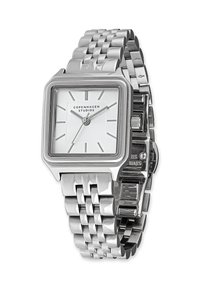 Fyrkantig silverfärgad armbandsur med vit urtavla, minimalistiska timmarkeringar, tre visare och "Copenhagen Studios"-logotyp på en länkad metallkedja.