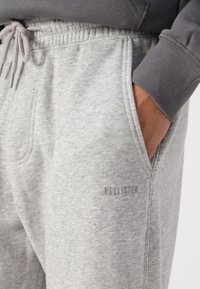 Hollister Co. Relaxed Fleece Logo Joggers - Trainingsbroek - grey