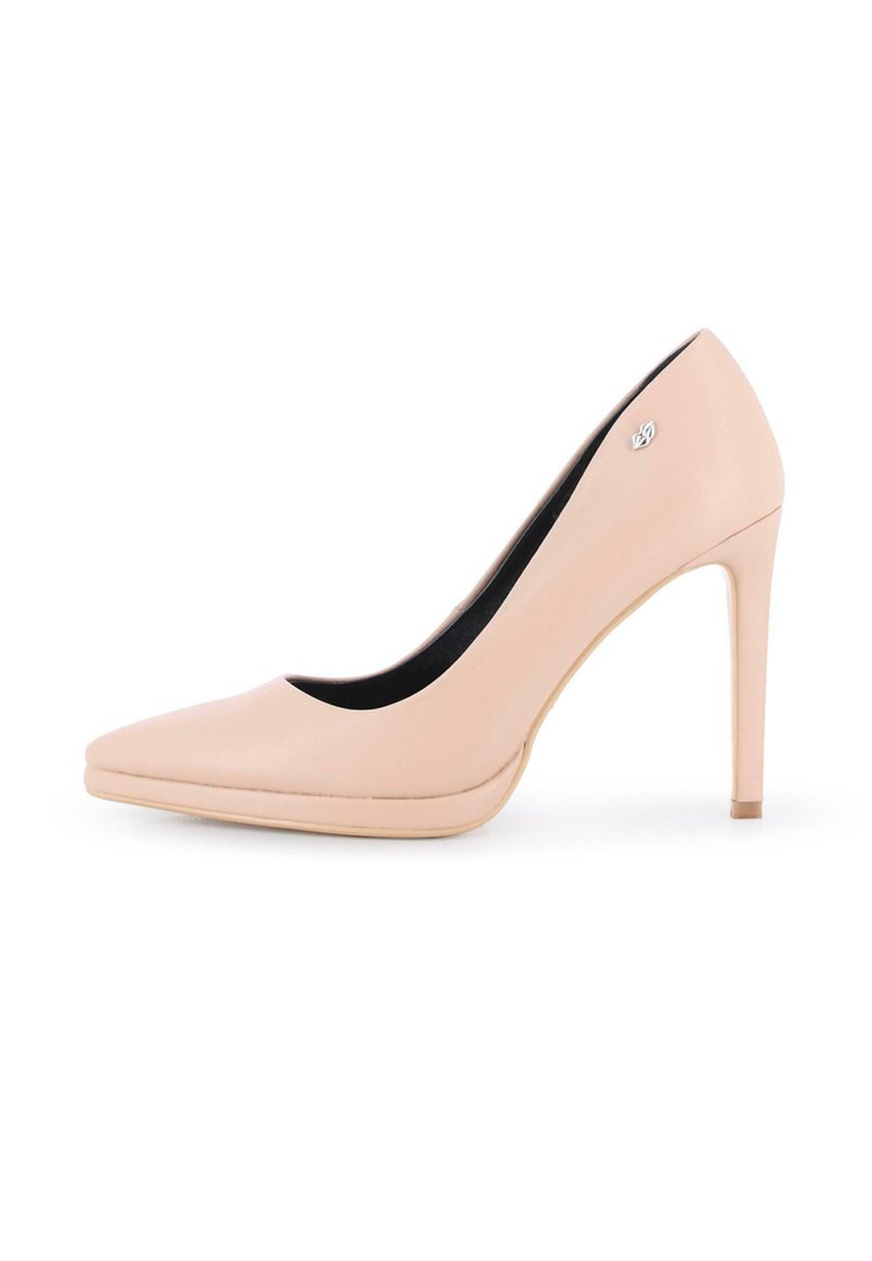 Zapato de tacón alto de cuero beige con punta afilada, tacón fino y pequeño logo metálico cerca del tobillo.