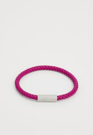 Roze gevlochten leren armband met zilverkleurige hardware, voorzien van een gestructureerde rechthoekige accentstukken die met de merknaam zijn gegraveerd.