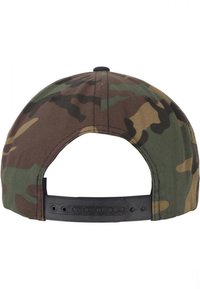 Căciulă de baseball camuflaj cu o curea ajustabilă neagră, prezentând un amestec de modele verzi, maronii și bej; textură de țesătură moale.
