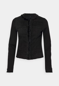 Svart denimjacka med fransig nederkant, dekorerade knappar framtill och fuskpäls runt kragen och ärmsluten. Två bröstfickor.