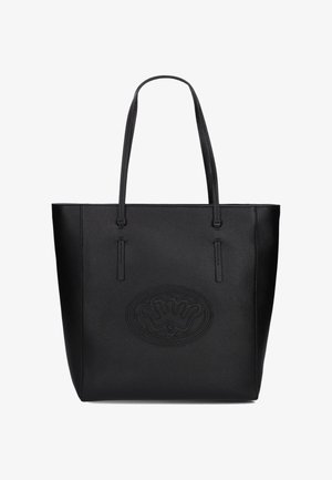 Zwarte lederen tote bag met textuur, verlengde hengsels en een reliëfdecoratief patroon op het voorpaneel.