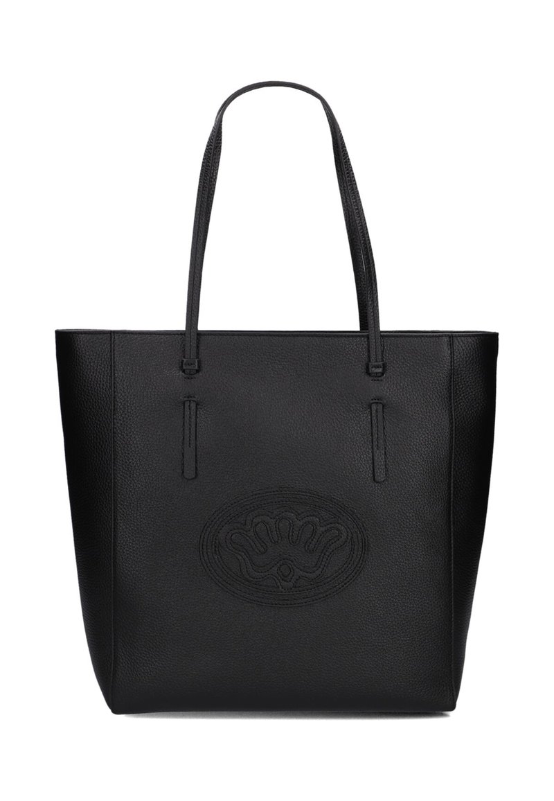 Zwarte lederen tote bag met textuur, verlengde hengsels en een reliëfdecoratief patroon op het voorpaneel.