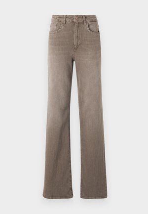 Hnedé high-waist rovné džínsy so zapínaním na prednej strane, pútkami na opasok a klasickým dizajnom s piatimi vreckami na bielom pozadí.