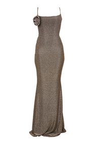 Sijajna rjava dolga večerna obleka s tankimi naramnicami in velikim cvetnim detajlom iz blaga na levi rami.