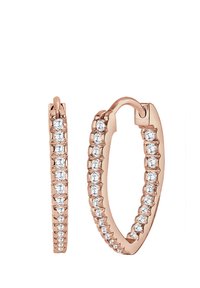 Örhängen i roséguld med en ribbad design och små, runda klara stenar som är satta runt den yttre kanten. Slät yta och polerad finish.