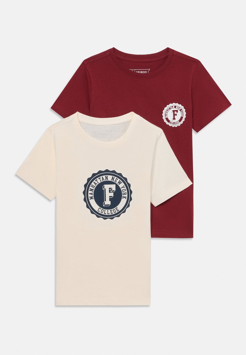 Divi īsām piedurkņu T-krekli. Viens ir bordo ar baltu logotipu; otrs ir krēmkrāsas ar tumši zilu apļa logotipu, kurā ir teksts "MANHATTAN NEW YORK COLLEGE".