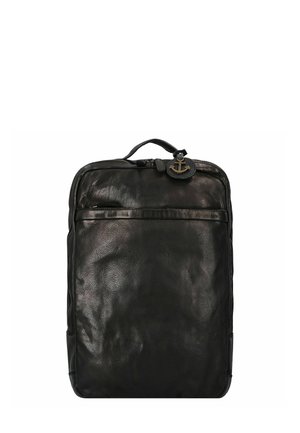 Sac à dos en cuir noir avec une texture lisse, de forme rectangulaire, poche zippée à l'avant et accent en matériel en forme d'ancre.