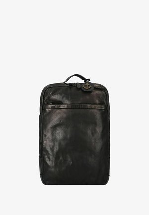 Mochila de cuero negro con textura suave, forma rectangular, bolsillo frontal con cremallera y acento de hardware en forma de ancla.