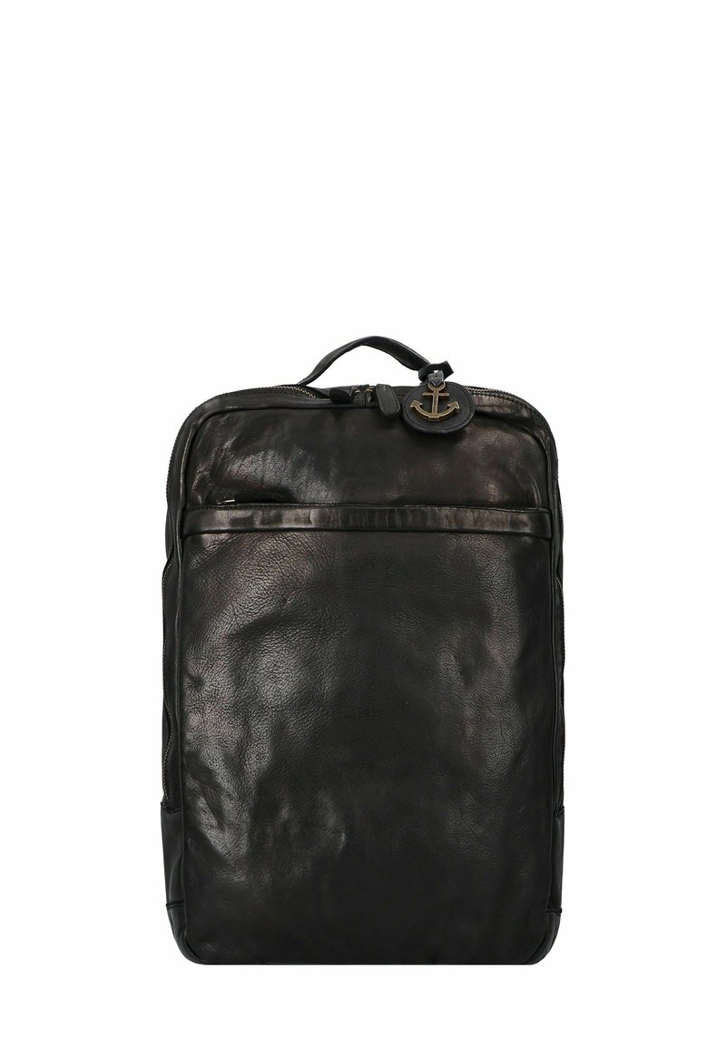 Zaino in pelle nera con una texture liscia, forma rettangolare, tasca frontale con cerniera e un dettaglio in metallo a forma di ancora.
