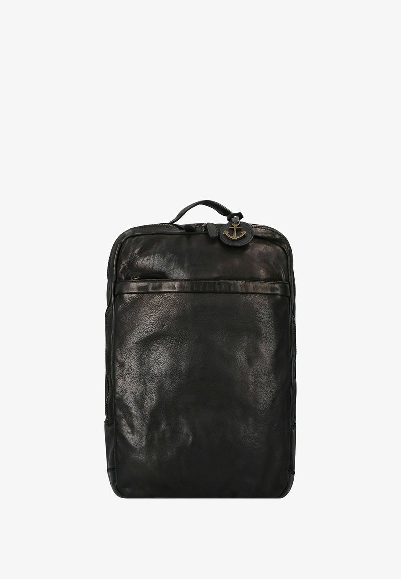 Zaino in pelle nera con una texture liscia, forma rettangolare, tasca frontale con cerniera e un dettaglio in metallo a forma di ancora.