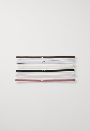 Ensemble de cinq bandeaux Nike en marron, blanc, beige, noir et rose. Chaque bandeau arbore un petit logo Nike blanc. Matériau doux et élastique.