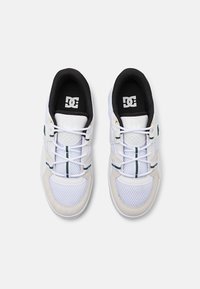 DC Shoes CONSTRUCT - Tenisice - white/black/green