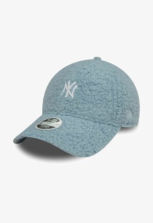 Blauer Fleece-Baseballcap mit gebogenem Schirm, auf der Vorderseite mit einem weißen gestickten Logo und einem Etikett auf der Visierlein. Strukturierte Oberflächendetails.