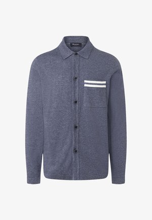 Donkerblauwe overhemd van zachte stof. Heeft een borstzak met drie witte strepen en zwarte knopen langs de voorkant.