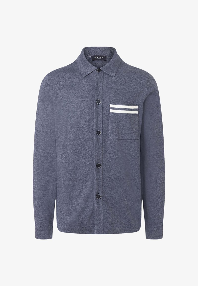 Mörkblå skjorta med knäppning framtill, tillverkad av mjukt tyg. Har en bröstficka med tre vita randiga detaljer och svarta knappar längs fronten.