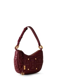 Borsa a spalla in pelle bordeaux con motivo trapuntato, dettagli in metallo dorato e tracolla intrecciata, dotata di chiusura con zip.