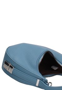 Sac à main en cuir bleu avec une finition texturée, forme circulaire, et une fermeture éclair en métal argenté. Il comprend une sangle latérale et un intérieur spacieux.