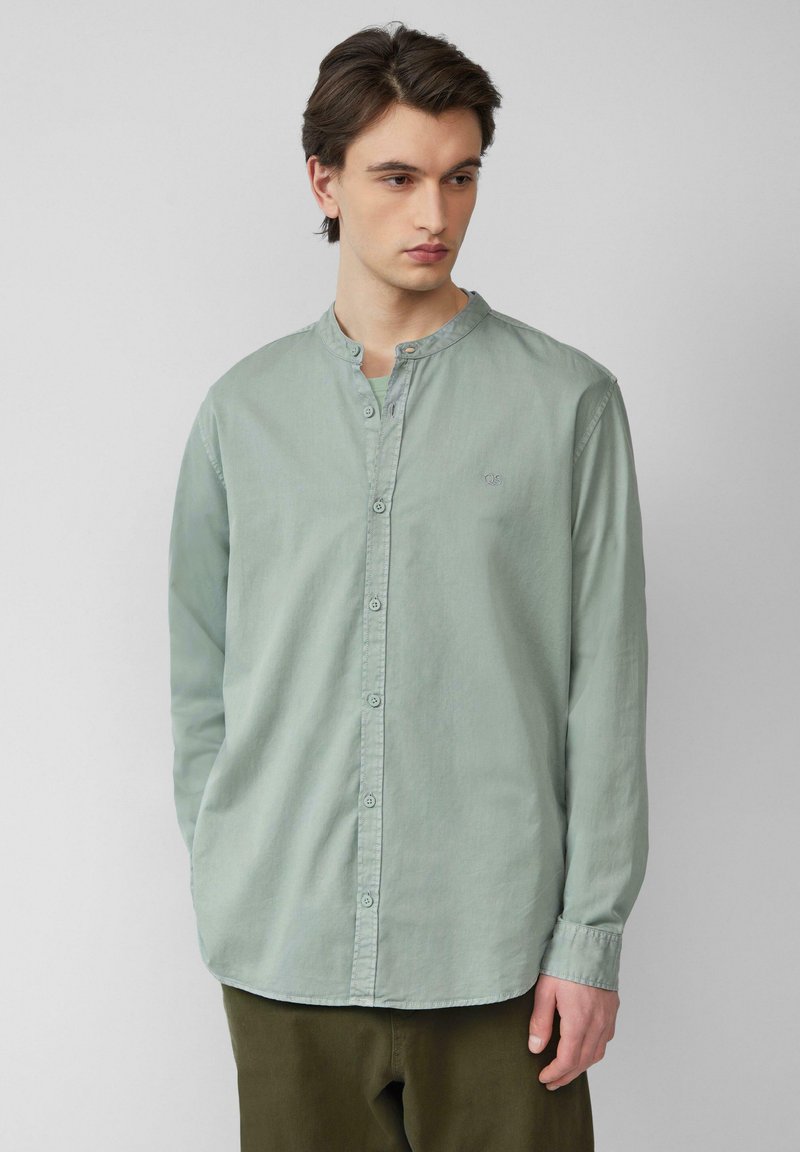 Lichtgroen, knoopshirt met een ronde hals en lange mouwen. Zacht materiaal met een gladde textuur. Logo-detail op de borst.