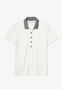 Polo en coton blanc cassé avec un col rayé noir et une patte de boutonnage à cinq boutons. Présente un logo vert sur la poitrine gauche. Manches courtes.