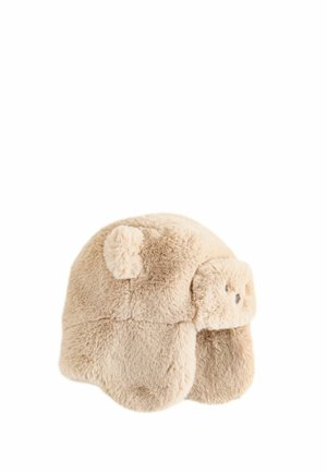 Beige fluffy jægerhat med øreklapper og en frontklap, lavet af blødt imiteret pelsmateriale.