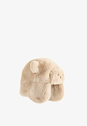 Beige fluffy jægerhat med øreklapper og en frontklap, lavet af blødt imiteret pelsmateriale.