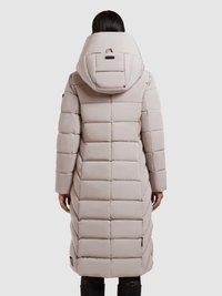 Dolga odebeljena jakna v svetlo bež barvi z visokim ovratnikom in veliko kapuco. Teksturiran vzorec v obliki karo šivov in žepi z bočnimi zadrgami. Trpežen zunanji material.